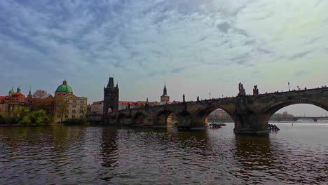 Mittelalterliche-Steinbogenbrücke-Der-Karlsbrücke-über-Die-Moldau-In-Prag,-Tschechische-Republik