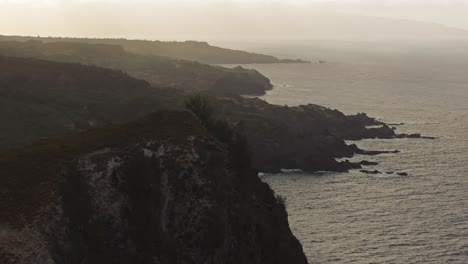 Goldene-Stunde-Sonnenuntergang-Glühen-über-Steile-Felsige-Zerklüftete-Küste-Von-West-Maui-North-Shore,-Luftaufnahme