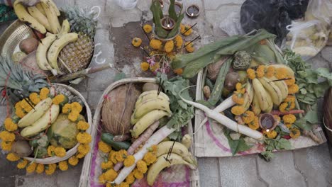 Heilige-Opfergaben-Für-Den-Hinduistischen-Sonnengott-Beim-Chhath-Fest,-Einzigartige-Perspektive