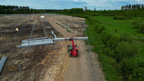 Construcción-De-Un-Campo-De-Energía-Verde-Limpia-De-Granja-Solar,-Construcción-De-Marcos-De-Paneles-Solares