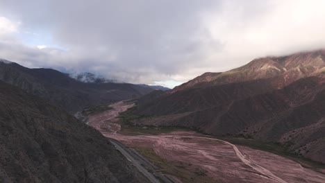 Panorama-Luftaufnahme-Der-Trockenen-Berglandschaft-Im-Nordosten-Argentiniens-An-Einem-Bewölkten-Tag