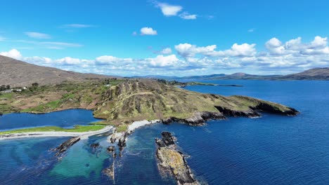 Drone-La-Belleza-De-Irlanda,-Pequeña-Playa-Desierta-En-West-Cork-En-La-Península-De-Sheep&#39;s-Head-En-El-Salvaje-Camino-Atlántico-Del-Cielo