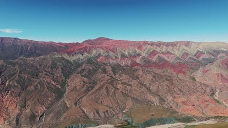 Toma-Aérea-Alta-Del-Terreno-Triangular-En-La-Colina-De-14-Colores.