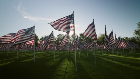 Amerikanische-Flaggen-Bei-Sonnenuntergang-Zeitlupe-Niedriger-Winkel-Mit-Sonnenstrahlen