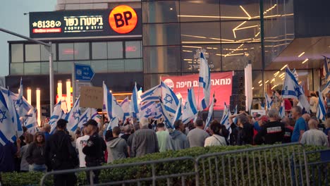 Leitartikel-Haifa,-Israel---25.05.2024:-Menschen-Mit-Schildern,-Die-Zu-Friedensgesprächen,-Waffenstillstand-Und-Geiselnahme-Aufrufen,-Protestmarsch-In-Der-Nähe-Des-Horev-Zentrums-Haifa,-Israel