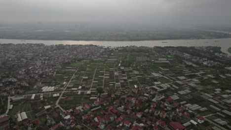 Luftaufnahme-Von-Hanoi-Mit-Drohnenblick,-Fluss,-Häusern-Und-Feldern