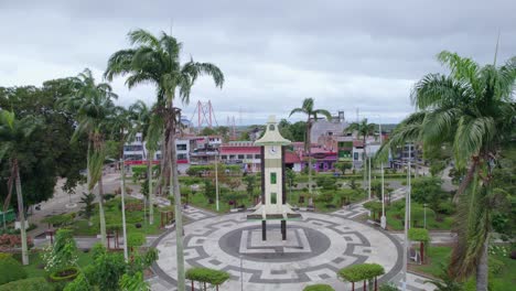 Erleben-Sie-Ein-Filmisches-Panorama-Des-Denkmals-Auf-Dem-Hauptplatz-Von-Puerto-Maldonado