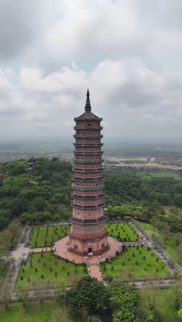 Vista-Aérea-De-La-Pagoda-Bai-Dinh,-Ninh-Binh,-Vietnam,-Vertical