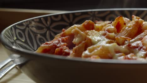 Überzogene-Würzige-Arrabiata-Wurst-Tomaten-Pasta-Mit-Besteck