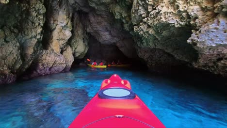 Paddeln-Sie-Im-Rahmen-Einer-Kajaktour-Zur-Erkundung-Der-Insel-Comino-Auf-Malta-In-Eine-Atemberaubende-Meereshöhle-Im-Türkisfarbenen-Mittelmeer