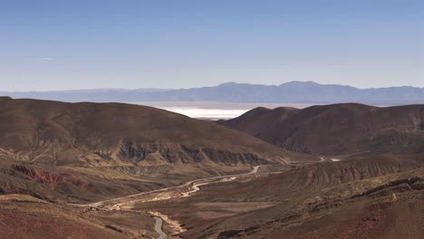 Drone-Aéreo-Sobre-La-Curvada-Ruta-52-Cerca-De-Salinas-Grandes-De-La-Provincia-De-Jujuy,-Argentina