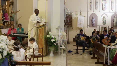 Ein-Priester-Hält-Eine-Predigt-Bei-Einer-Spanischen-Kommunionszeremonie-In-Saragossa,-Spanien