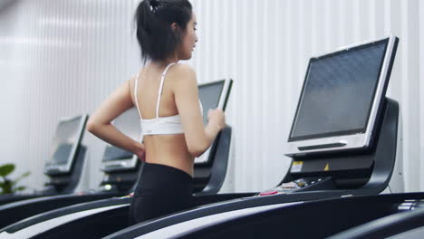 Colocar-Atractivos-Jóvenes-Deportistas-Entrena-En-El-Gimnasio.