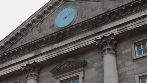 Closeup-view-of-exterior-architecture-of-Trinity-College-in-Dublin,-Ireland-under-a-cloudy-day