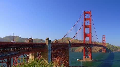 El-Puente-Golden-Gate-En-Vivos-Colores-Rojos-Con-Cielos-Azules-Desde-El-Punto-De-Vista-Sur-Del-Puente-Golden-Gate,-San-Francisco,-EE.UU.