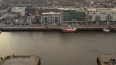 Luftaufnahme-Der-Stadt-Zu-Den-Galway-Docks-Mit-Angenehmer-Stimmungsvoller-Abendbeleuchtung