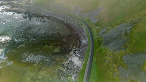 Toma-Aérea-De-La-Ruta-Costera-En-La-Calzada-Del-Gigante-En-El-Condado-De-Antrim,-Irlanda-Del-Norte-Al-Amanecer.