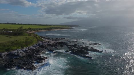 Dramatische-Vorwärtsluftaufnahme-Von-Ho&#39;okipa-An-Der-Bewölkten-Nordküste-Von-Maui