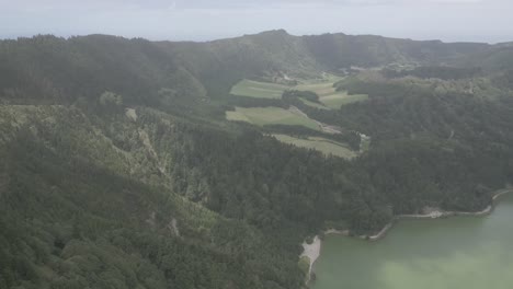 Lago-Del-Cráter-De-Sete-Cidades-Y-Exuberantes-Colinas-Verdes-En-Las-Azores-En-Un-Día-Nublado,-Vista-Aérea