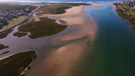 El-Vuelo-Con-Drones-Sobre-El-Estuario-De-Goukou-Muestra-Aguas-Claras-Y-Bancos-De-Arena,-Y-Una-Bahía-Tranquila.