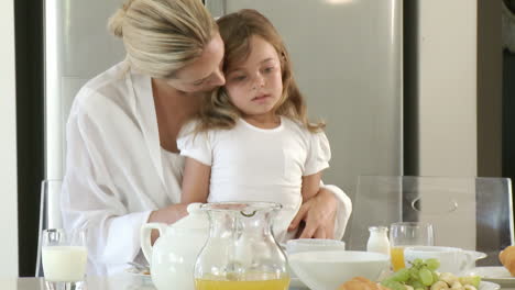 Madre-Amorosa-Con-Hija-Desayunando