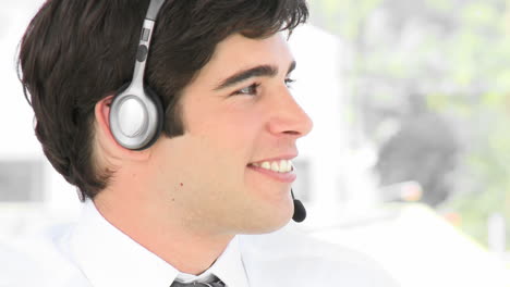 Young-attractive-businessman-talking-on-a-headset