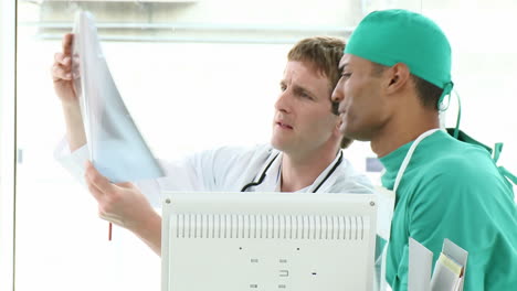 Surgeon-and-Doctor-looking-at-an-xray-