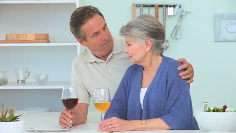 Älteres-Ehepaar-Trinkt-Wein-