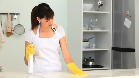 Pareja-Joven-Limpiando-Su-Cocina