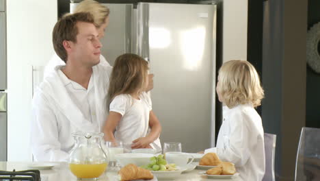 Familia-Segura-Comiendo-Un-Desayuno-Saludable