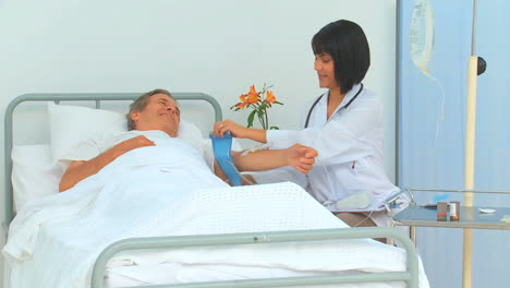 Krankenschwester-Misst-Den-Blutdruck-Ihrer-Patientin