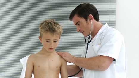 Doctor-Escuchando-A-Un-Niño-Con-Estetoscopio