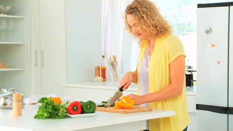 Frau-Mit-Lockigem-Haar-Beim-Kochen-