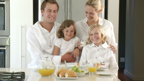 Familia-En-La-Mesa-Del-Desayuno