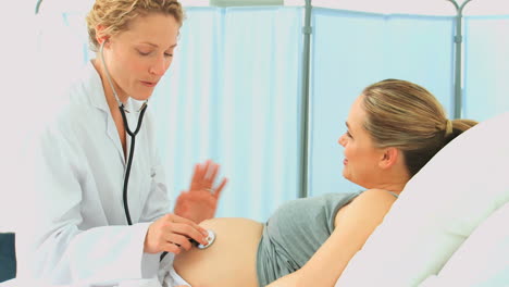 Nurse-with-a-pregnant-woman-