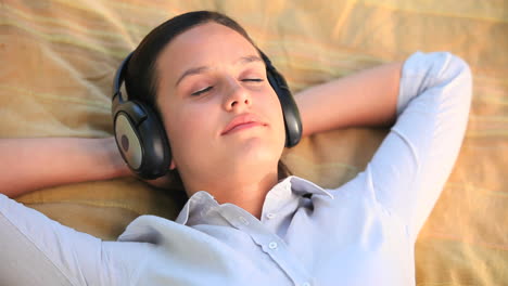 -Mujer-Relajada-Escuchando-Música-Al-Aire-Libre