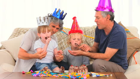 Familie-Am-Geburtstag-