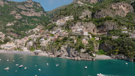 Aéreo:-Lenta-Foto-Panorámica-De-La-Costa-De-Amalfi-Y-Positano,-Italia-En-Un-Día-Soleado