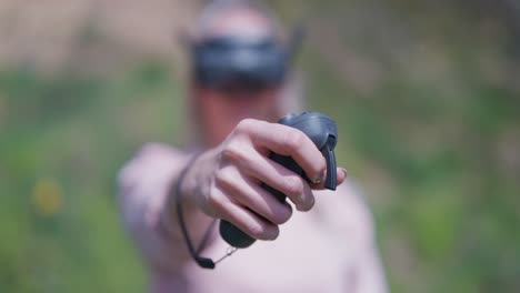 Piloto-Femenino-Con-Gafas-De-Drones-FPV-Y-Unidad-De-Control-De-Movimiento-Rc,-República-Checa