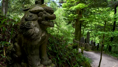 Protector-Del-Templo-Del-Bosque-En-Japón---Típica-Estatua-De-Piedra-Del-Santuario