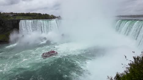 Niagara-falls,-the-biggest-waterfalls-in-the-USA-and-Canada