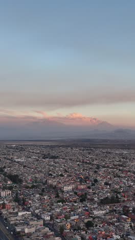 Blick-Auf-Ecatepec-Mit-Den-Vulkanen-Des-Tals-Von-Mexiko-Im-Hintergrund