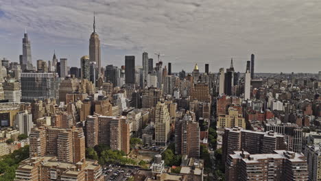 Nyc-Nueva-York-Antena-V444-Toma-De-Establecimiento,-Drone-Sobrevuela-El-Chelsea-A-Través-De-La-Calle-25-Capturando-Vistas-Del-Paisaje-Urbano-Del-Centro-De-Manhattan-Durante-El-Día---Filmado-Con-Mavic-3-Pro-Cine---Septiembre-De-2023