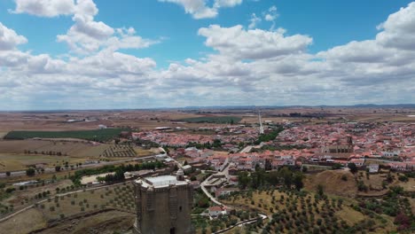 Castillo-De-Belalcázar-En-Córdoba,-España,-Con-Un-Extenso-Paisaje-Urbano-Bajo-Un-Cielo-Azul,-Vista-Aérea