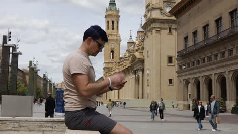 Turista-Con-Un-Mapa-En-La-Calle-Principal-Cerca-De-La-Plaza-De-Nuestra-Señora-Del-Pilar-En-Zaragoza,-España