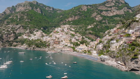 Panorama-Drohnenaufnahme-Von-Positano-An-Der-Amalfiküste,-Italien-An-Einem-Sonnigen-Tag