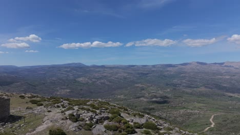 Vuelo-Lateral-Con-Dron-Apreciando-Principalmente-El-Sorprendente-Enclave-Donde-Se-Ubica-La-Ermita-De-San-Pedro-Del-Siglo-XIV-Con-Un-Sobrecogedor-Paisaje-Del-Valle-Del-Alberche