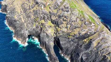 Lugares-épicos-De-Irlanda-West-Cork,-Cuevas-Marinas-Del-Faro-De-Sheep&#39;s-Head,-Gran-Oleaje,-Vistas-Espectaculares-De-La-Ruta-Atlántica-Salvaje