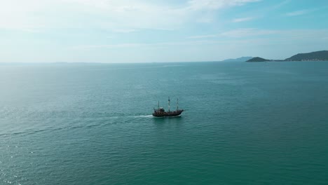 Barco-Pirata-Canasvieiras-Florianópolis,-Brasil