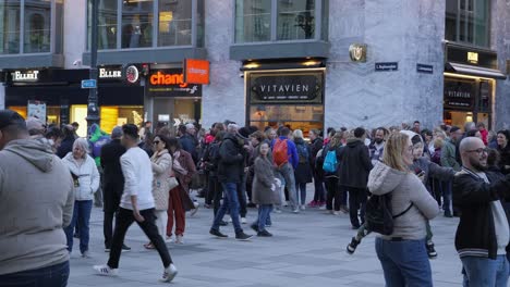 Geschäftiger-Nachmittag-Entfaltet-Sich-Im-Herzen-Von-Wien,-Österreich